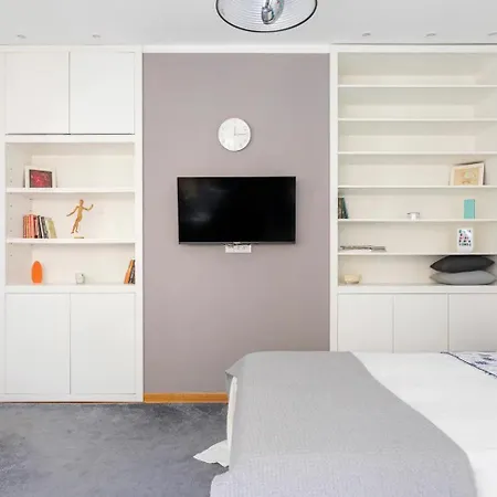 3 Steps From Center Daire