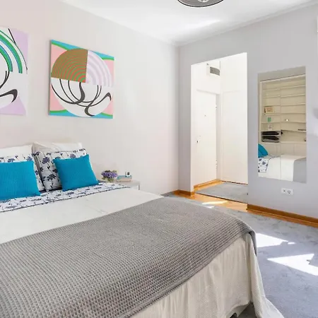 3 Steps From Center Apartment *